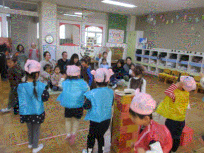 3歳児のオペレッタを見ている写真