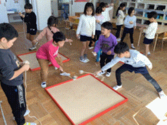 友達とコマ回しで遊んでいる写真