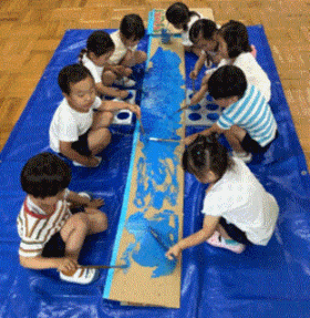 絵の具で遊んでいる写真