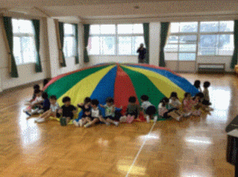 パラバルーンで遊んでいる写真