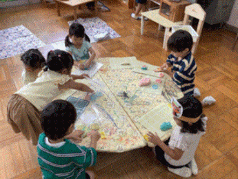 小麦粉粘土で遊んでいる写真