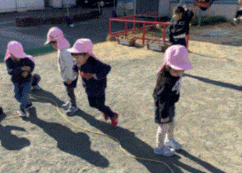 縄跳びで遊んでいる写真