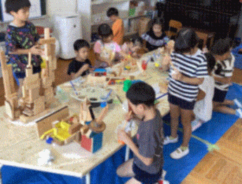 木の端材を使った木工遊びの写真