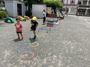 巧技台で遊んでいる写真
