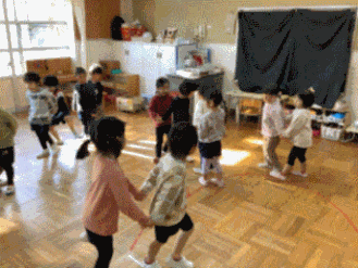 ジングルベルの踊りを楽しんでいる写真