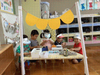お店やさんごっこで遊んでいる写真
