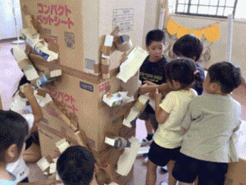 ビー玉コースターで遊んでいる年長児の写真