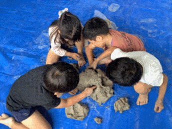 水粘土で遊んでいる写真