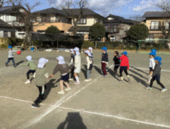 ドッジボールで遊んでいる写真