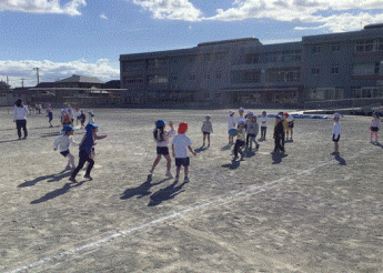 小学校への園外保育の写真