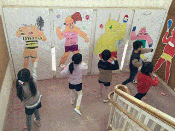 まめまきで鬼を退治している写真