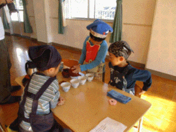 地域の方を講師に招いたお茶の入れ方講座の写真