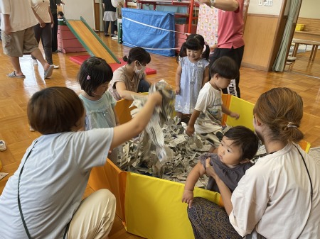新聞紙を破いてる様子
