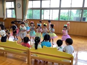 アイドルごっこの様子