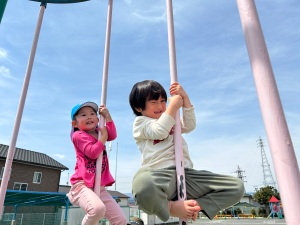 遊具で遊ぶ様子