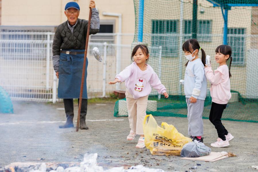 やきいもなげる