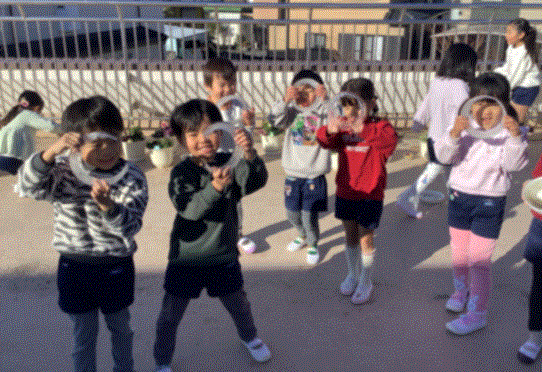 氷で遊んでいる写真