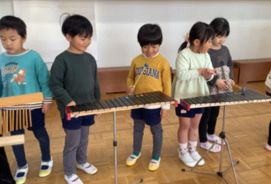 楽器で遊んでいる写真