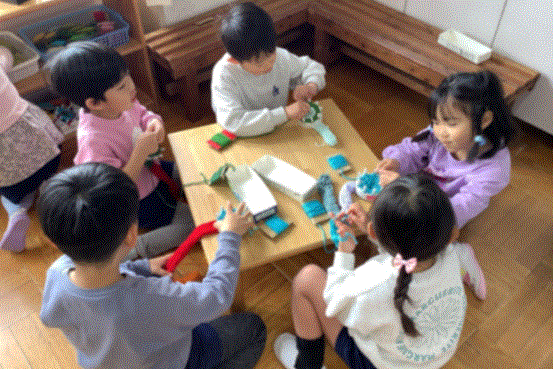 毛糸でマフラーを作っている写真