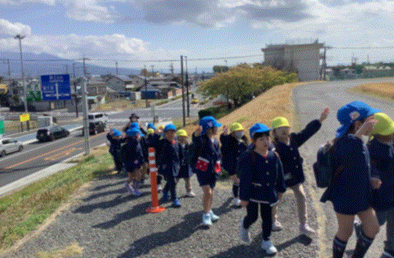 異年齢のペアで散歩へ行く写真