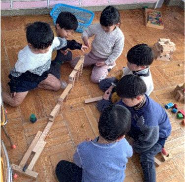 積木でビー玉転がし作りをしている写真