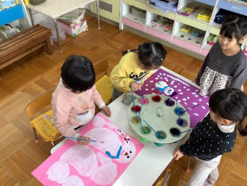 絵の具で雪だるまを描いている写真