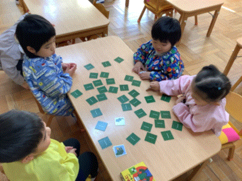 絵合わせカードで遊んでいる写真