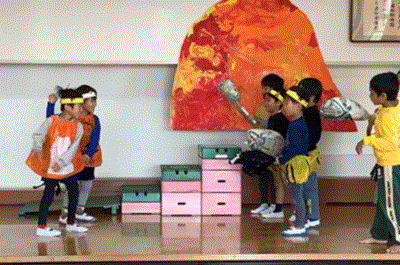 劇をしている写真