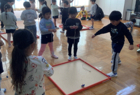 こまで遊んでいる写真