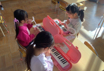 鍵盤ハーモニカをしている写真
