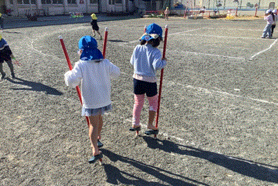 竹馬をしている写真