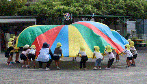 バルーンをして遊んでいる写真