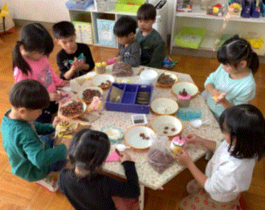 自然物を使って製作遊びをしている写真