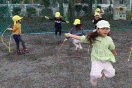 縄跳びをしている写真