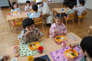 給食を食べている写真
