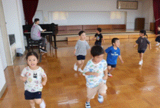 リトミックをしている写真
