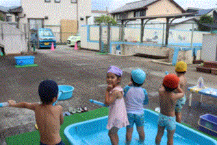 プールで遊んでいる写真