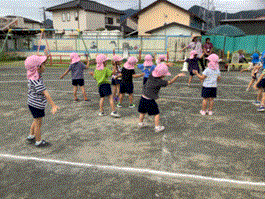 踊っている写真