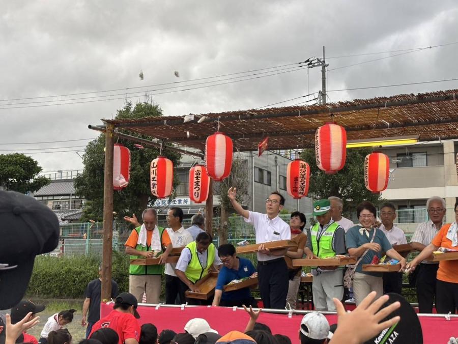 投げ餅をする市長の写真