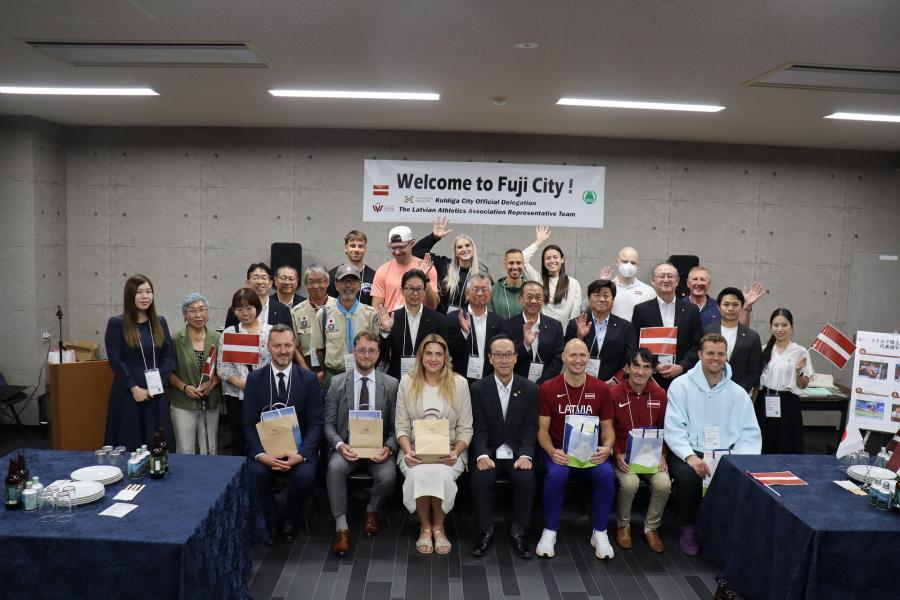 夕食会集合写真
