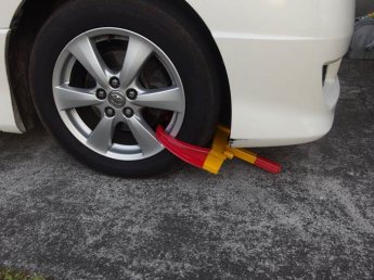 自動車の差し押さえのためのタイヤロック