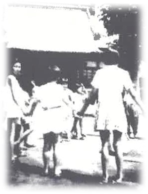 境内で遊ぶ様子 （清岩寺）