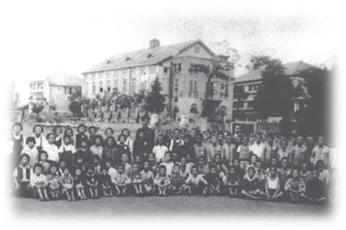 鷹岡町国民学校の運動場で