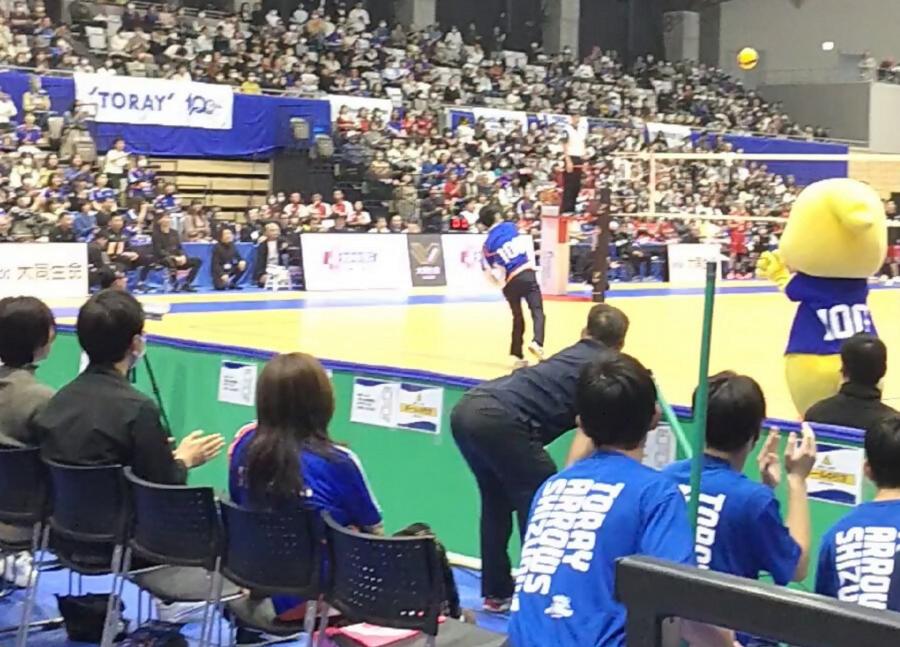 始球式をする市長の写真