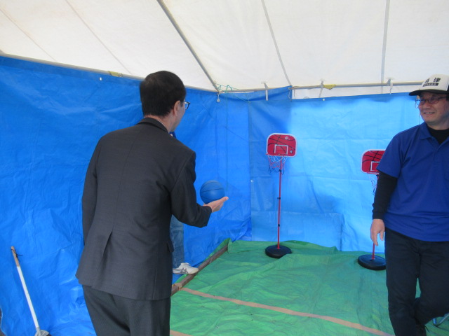 催し物を見る市長の写真