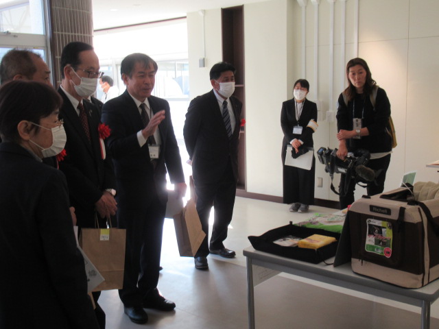 催し物を見る市長の写真