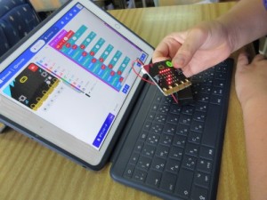 micro:bitでプログラミングをする様子