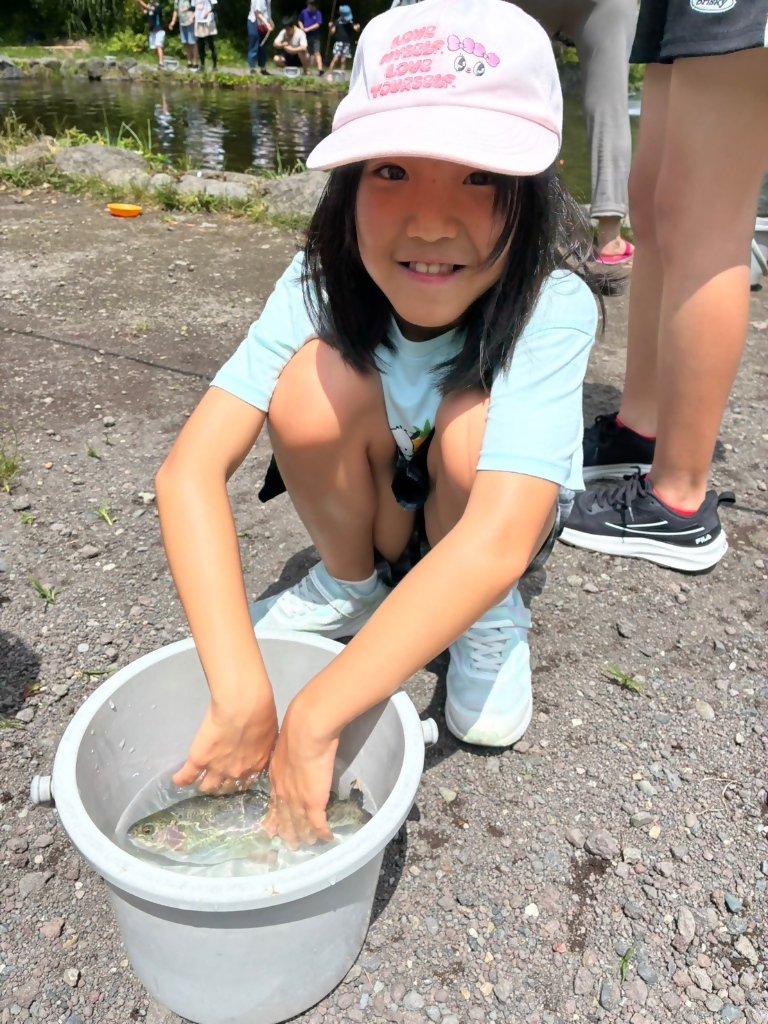 富士山子どもの国で、魚釣りをしている様子