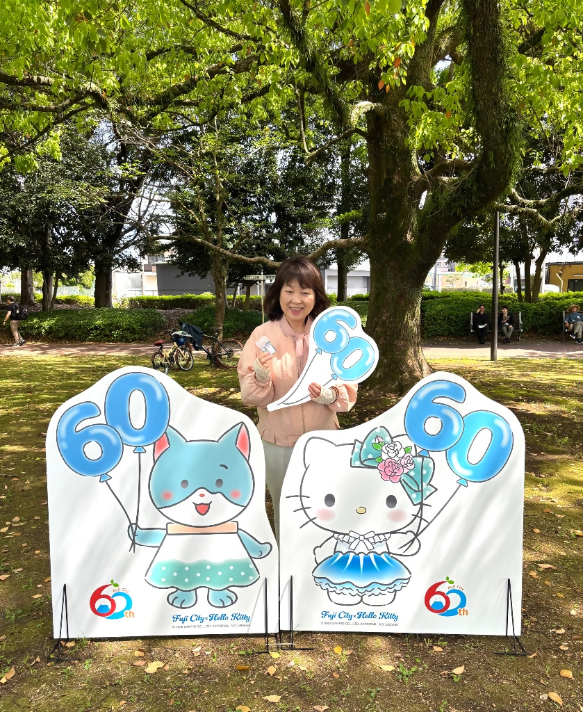 キティちゃんと新緑と