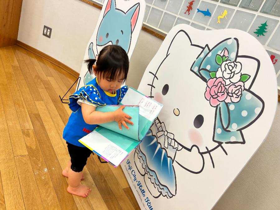 キティちゃんに、よんであげるね